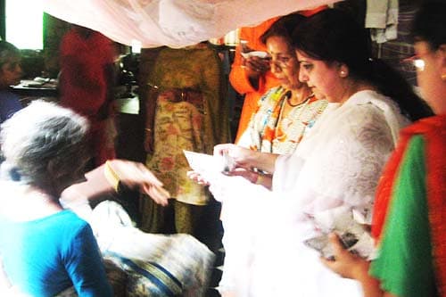 Pujniye Maa serving devotees during Narayan Seva